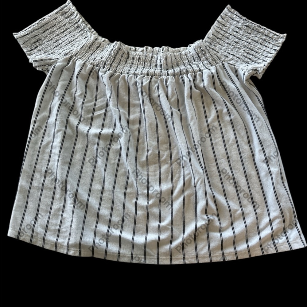 🌺American Eagle Outfitters Black and White Short Sleeve Tee